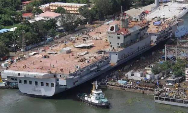 第一艘航母下水后的事件,新航母下水时险些沉没的视频