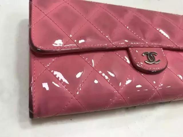 漆皮是不是很硬的,漆皮是人造革吗