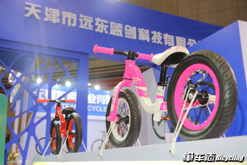 人潮爆拥——2017上海国际自行车展Dayone