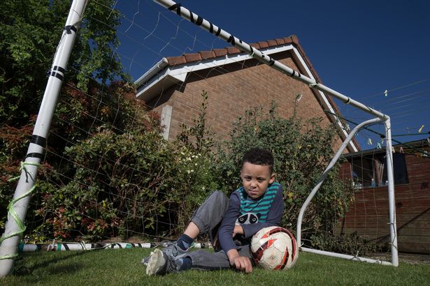 小男孩感染病毒最后踢足球,身患癌症小朋友踢足球治愈场面