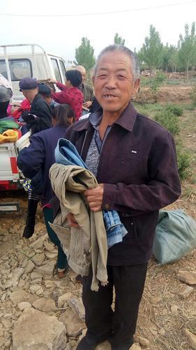 志愿者捐赠衣物视频,志愿者服务队捐赠