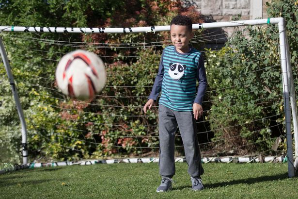 小男孩感染病毒最后踢足球,身患癌症小朋友踢足球治愈场面