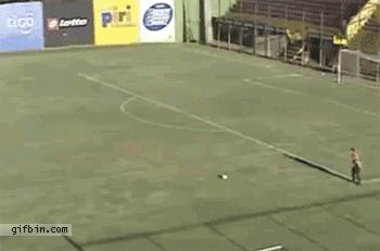 足球过人失败搞笑集锦gif,足球过人技巧慢动作gif