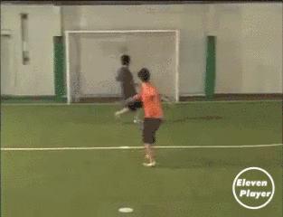 足球过人技巧一百八十度,足球经典过人技巧教学