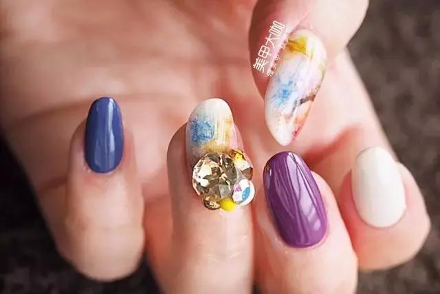 指甲出现白点什么症状,指甲被真菌感染会出现哪些症状