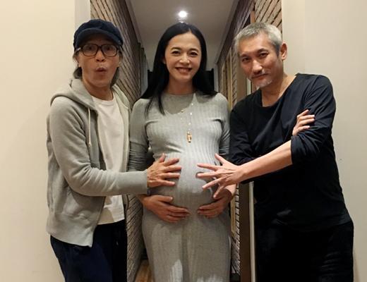 baby孕期旧照曝光,baby晒近照显露亮眼双下巴