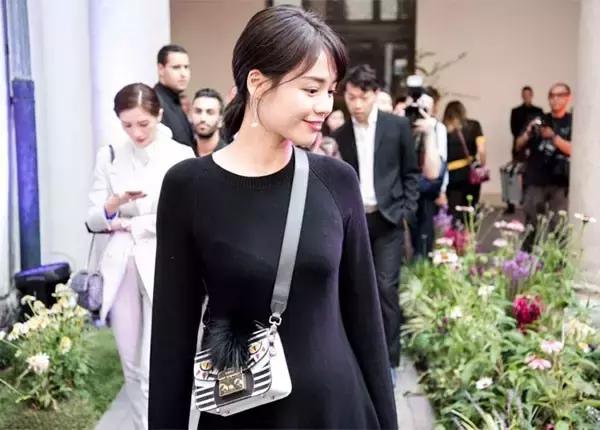 旅行如何搭配两个包包呢,夏季旅游包包搭配技巧