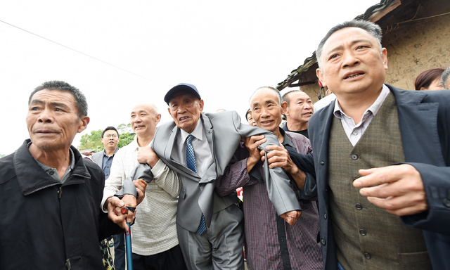 96岁台湾老兵回到故土了吗,离别70年台湾老兵魂归故里