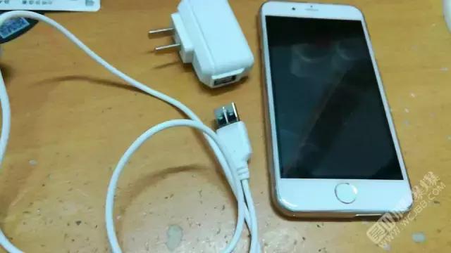 吴川网友刚买手机,结果手机充电接口竟然烧焦了!