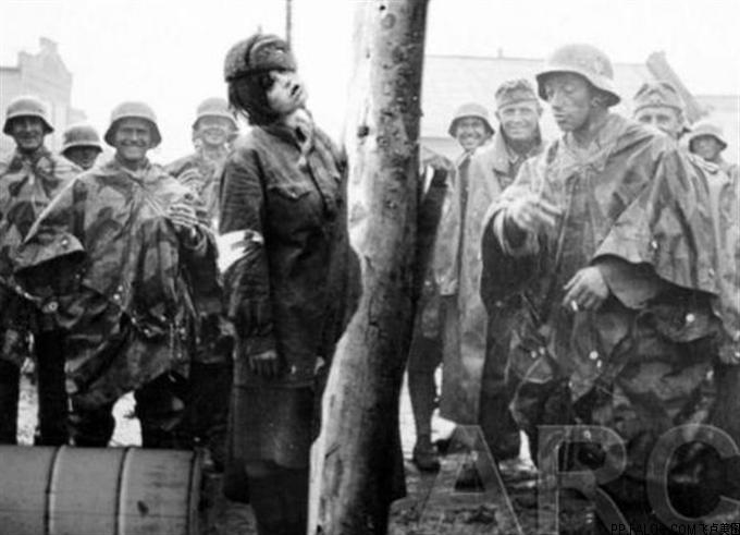 二战苏联女兵,只穿裙子上战场,女兵:很不方便