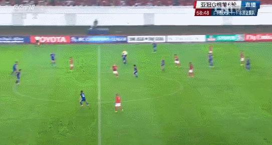 郜林精彩停球过人,郜林再现世界级停球