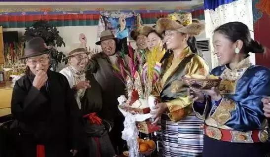 烤全羊、青稞酒、酥油茶，去*藏西**体验神秘的藏历新年，扎西德勒！