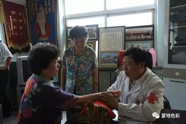 他被评为最美乡村医生上过央视春晚他是草原神医他是蒙古人