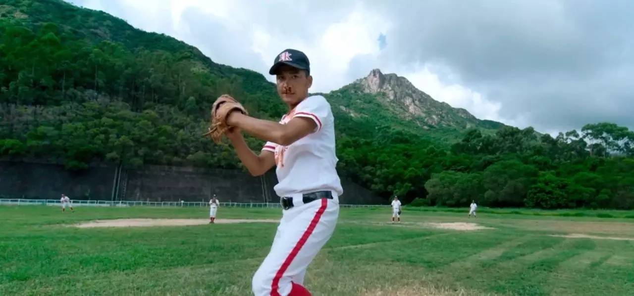 在这部香港青春片里暗恋、意外怀孕、黑社会、兄弟情都有