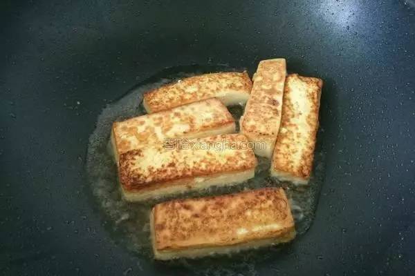 豆腐的这种做法太下饭了，咬一口会爆汁，孩子把盘子都舔干净