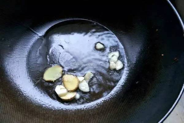 豆腐的这种做法太下饭了，咬一口会爆汁，孩子把盘子都舔干净