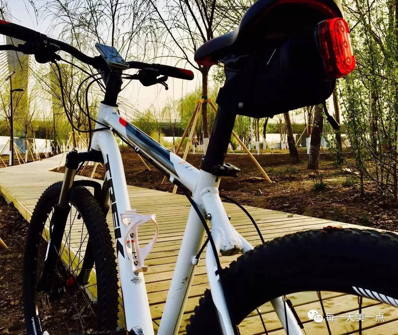 沈阳浑河边骑行夜景,浑河漫步道自行车