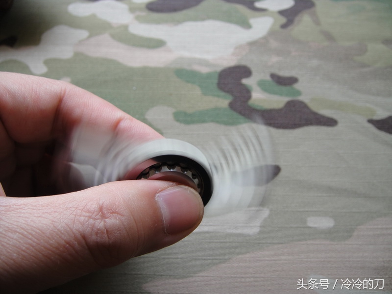 炫彩钛合金指尖陀螺,精致小巧炫酷指尖陀螺