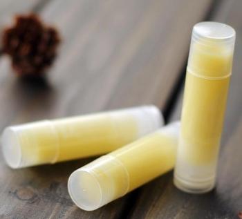 嘴巴起皮涂口红方法,夏天涂口红嘴干起皮怎么办