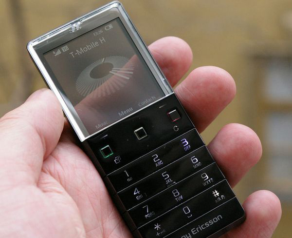 目前最流行全面屏手机,全面屏手机为什么比十年前好看