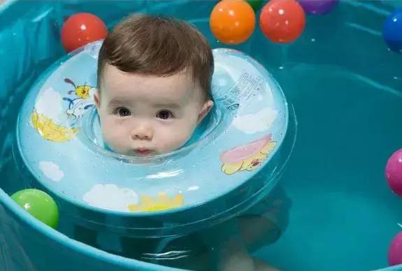 宝宝启蒙第一次，全看游泳怎么游！