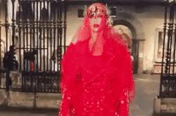 给你一百万｜你愿意买件衣服还是买辆车子？