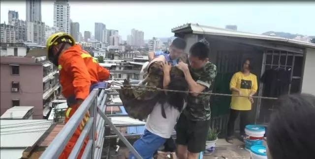 战士接住坠楼老人,消防战士救跳楼女子牺牲