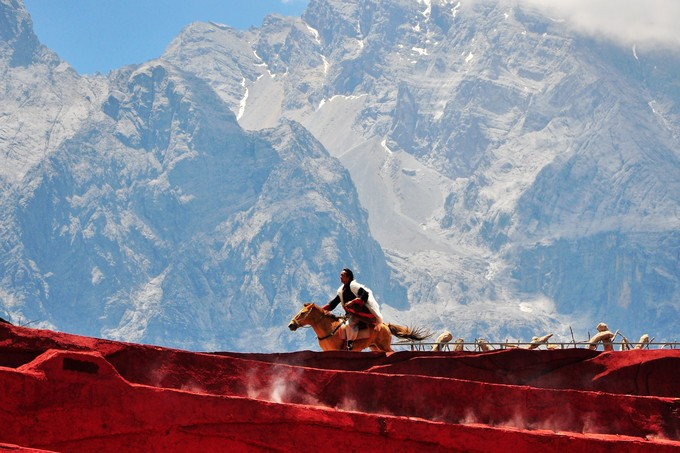 玉龙雪山纳西人心中的神山,玉龙雪山是当地纳西族的神山