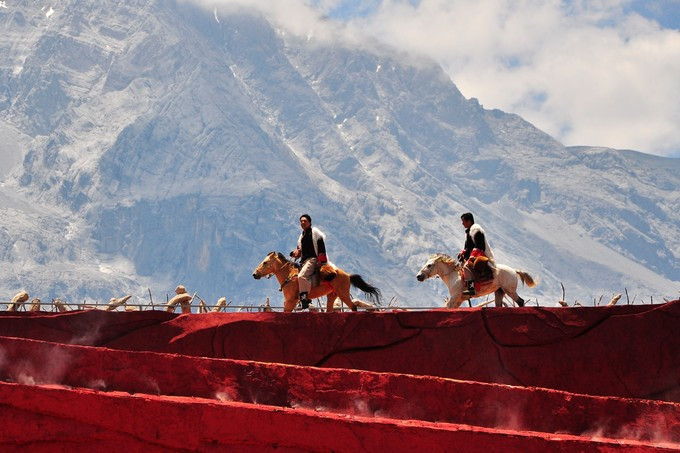 玉龙雪山纳西人心中的神山,玉龙雪山是当地纳西族的神山