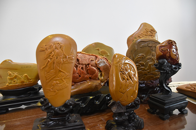 一块原矿石在他手中能变艺术孤品