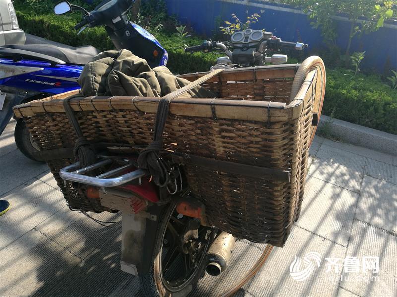 偷摩托车油当场被居民捉到,偷油油耗子被抓获