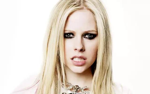 艾薇儿与现在艾薇儿对比 (真正的艾薇儿被顶替了)