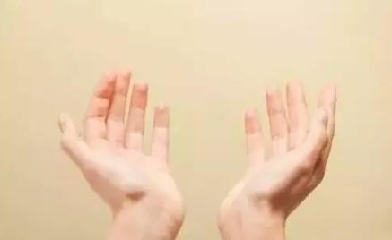 浑身发冷手心出汗是怎么回事,浑身发冷嘴唇热手心热