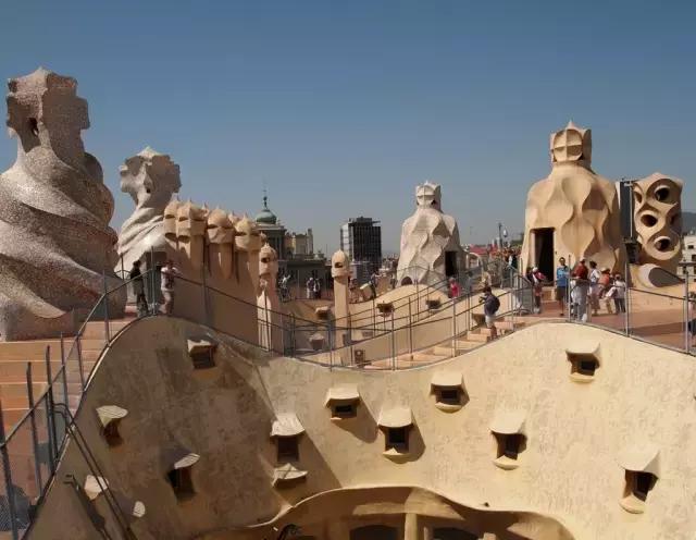 西班牙高迪个人介绍,疯狂的高迪成就了巴塞罗那的传奇