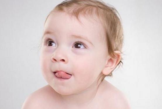 嘴巴起皮涂口红方法,夏天涂口红嘴干起皮怎么办