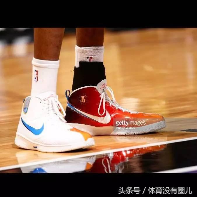 还在抱怨鞋柜里缺一双球鞋?那么这个苏州男孩关于NBA的收藏