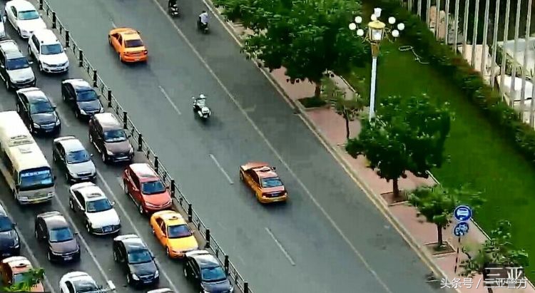 三亚交警开辟生命通道,三亚紧急道路救援