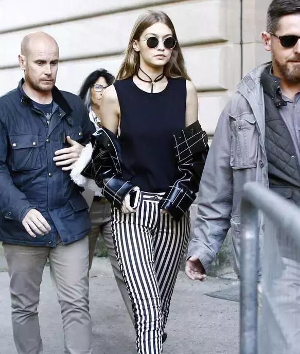 女明星把它宠上了天，一年四季走哪儿带它！