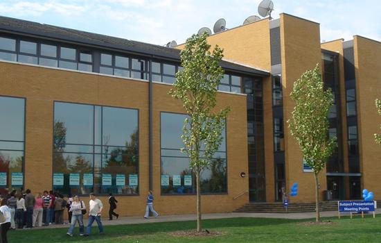 萨里大学生留学条件,英国留学萨里大学