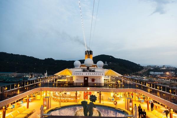 坐着豪华游轮,坐着邮轮看世界