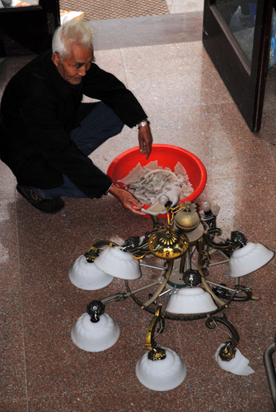 客厅吊灯会掉下来吗,客厅吊灯突然脱落