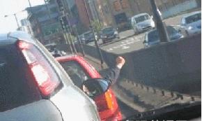 看到这脸第一反应是求番号~