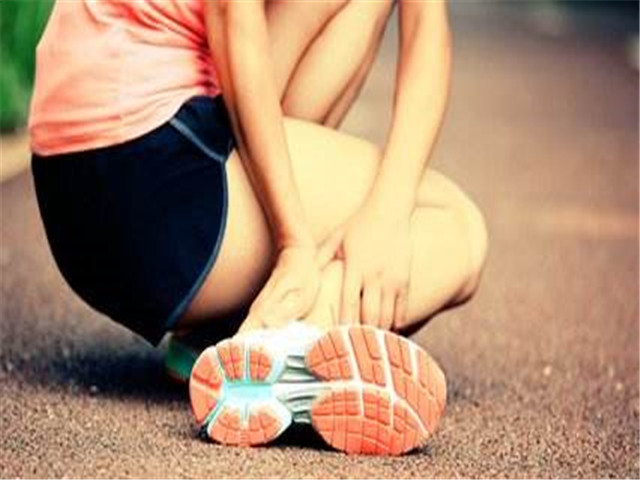 踝关节扭伤后热敷出现肿胀，疼痛加剧，怎样正确处理运动创伤呢