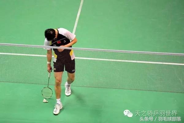 打羽毛球反手高远球打法的要领