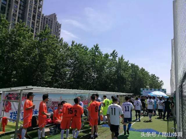 昆山体育场进行足球比赛,昆山市职工足球比赛