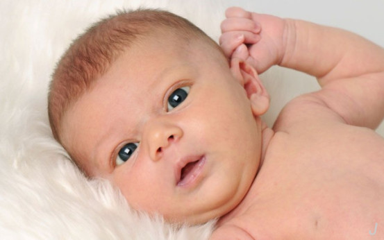 宝宝耳朵长得高聪明吗,宝宝耳朵长这样有福气