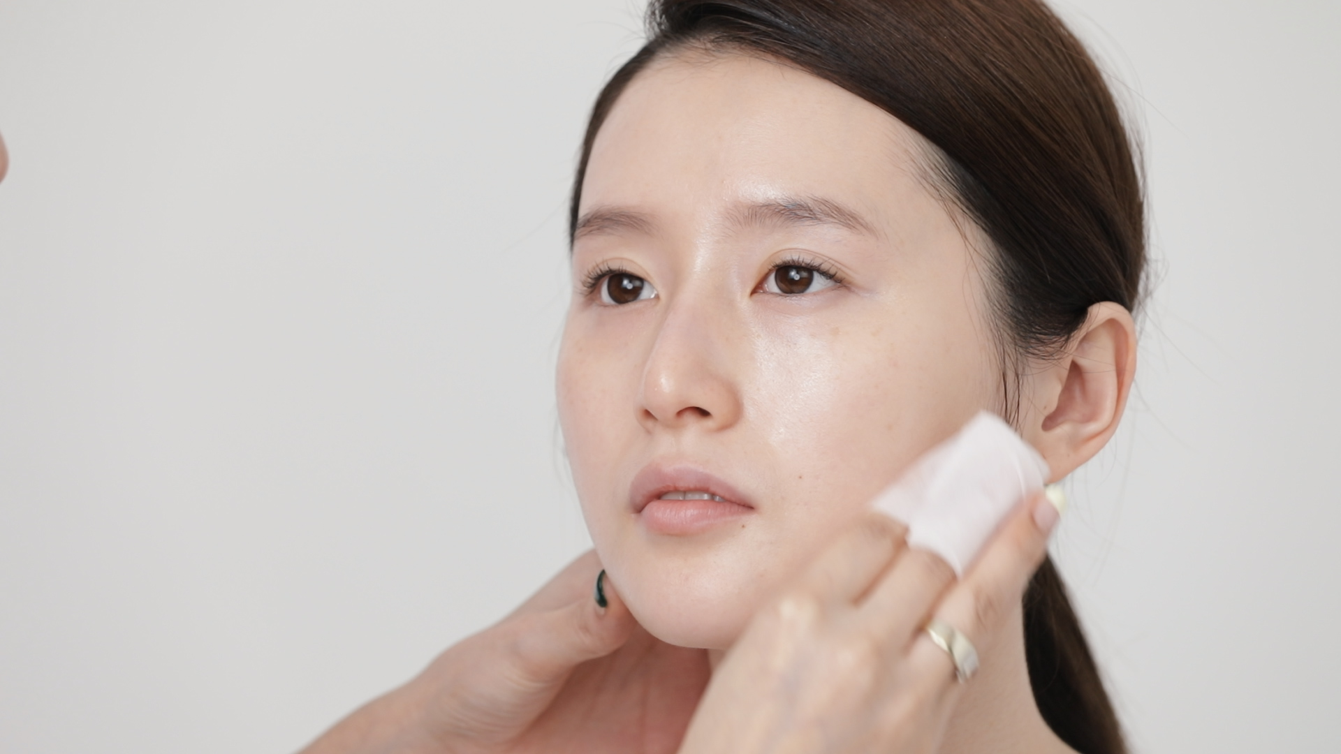 夏天化妆出汗脱妆怎么办,夏天一化妆就出汗怎么办