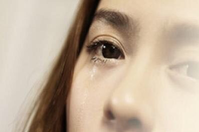 眼睛肿流血流脓怎么回事,眼睛肿并且流脓是因为什么