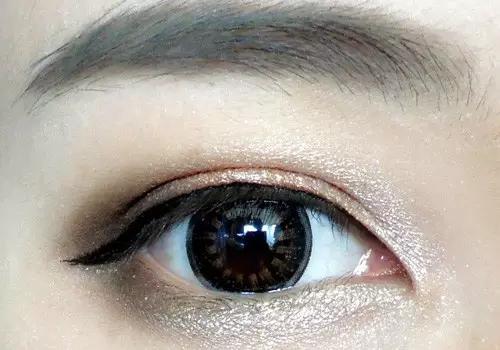 刷睫毛跟不刷差距好大呀!交给你,你不知道刷睫毛的技巧。