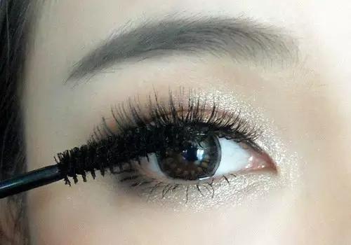 刷睫毛跟不刷差距好大呀!交给你,你不知道刷睫毛的技巧。